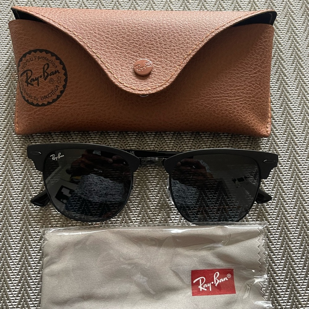 Ray-Ban Clubmaster with Brown Case